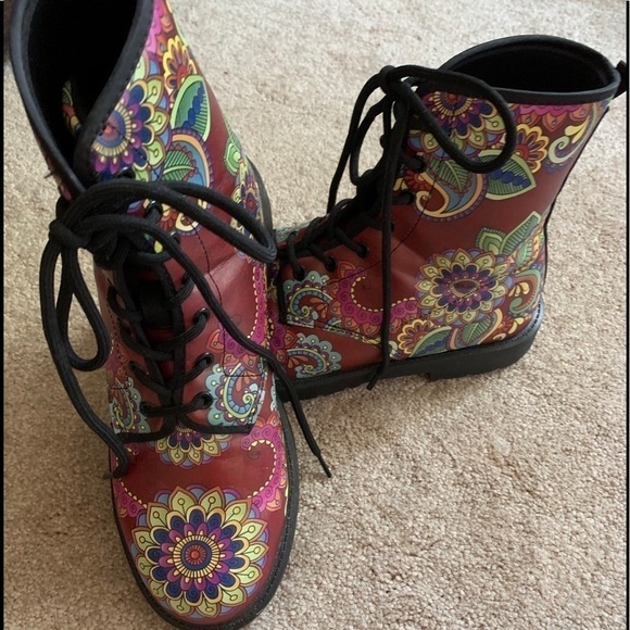 Shoes - Funky boots sz 9